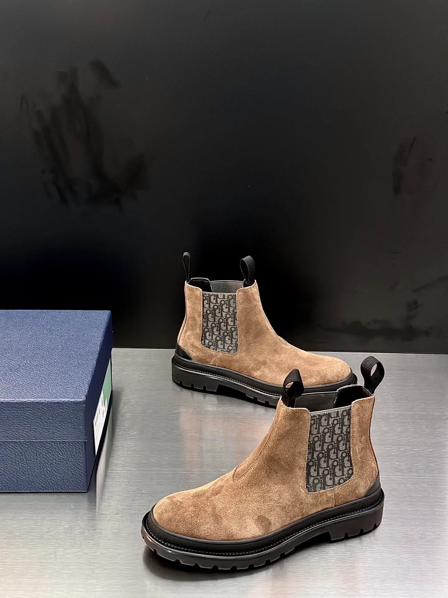 Men's shoes 💰920 Dior Dior high-top sneakers, top-quality goods produced in Dongguan, show version, leading counter trial style, Nappa cowhide material, light and breathable, soft and comfortable, easier to put on and take off, calfskin leather edging, distinctive sports style, genuine leather tongue Dior letter badge, showing the brand style, lightweight embossed pattern rubber sole, light and genuine leather feet, with original packaging Size: 39-40-41-42-43-44 (45, 46 customized) leather shoe size